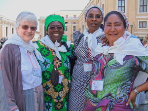2007: Kathleen, Marie-Bernadette, Pascaline, Regine in St. Peter's Square, Rome